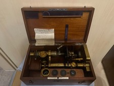 Antikes großes Mikroskop