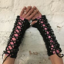 EDLE Gothic ARMSTULPEN mit Schnürung und Spitze (schwarz/rosa)
