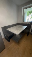 Eckbank mit Esstisch in Betonoptik