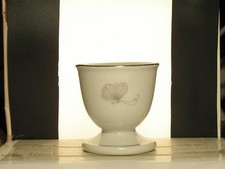 Eierbecher, Schmetterling und Blumen. Alt Grau Dibbern Porzellan 2827W