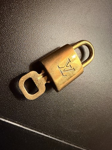 Louis vuitton vintage schloss - louis,