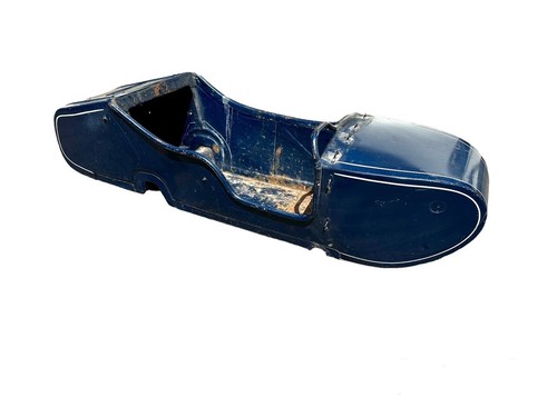 Beiwagenboot dunkelblau mit