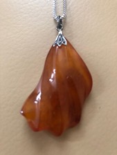 Antiker echter Bernsteinanhänger mit Wellenschliff an Silberkette (835)