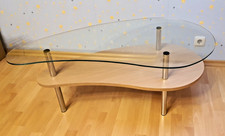 Cooler Nierentisch aus Glas und Holz auf 2 Ebenen Buchefarben