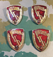 DDR MfS NVA Stasi Bester Abzeichen Stufe 1 2 3 4 Orden im Set Roter Hintergrund