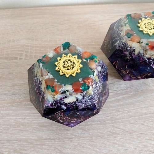 Orgonit dodekaeder mit blume - orgonit,