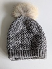 Graue Grob-Strickmütze mit echtem Fell-Bommel von "First Denmark"