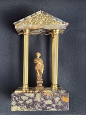 Eine luxuriöse marmorfigur - eine,