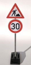 Verkehrsschild achtung - 1:14,