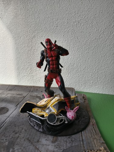 Deadpool statue - deadpool,