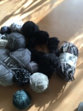 Reste Wolle in schwarz und grau Tönen sowie meliert über 600 gr