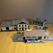 H0 Gebäude fertig gebaut, Bahnhof, Stellwerk, Güterschuppen teilweise beleuchtet