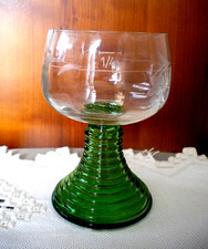 Weinrömer mit grünem Stiel