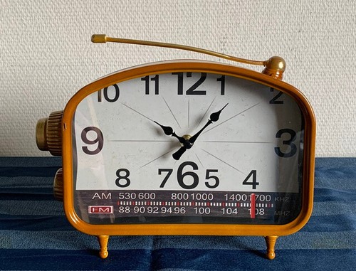 Moderne tischuhr design retro - design,