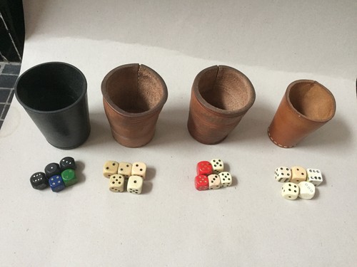 Knobelbecher mit je 5 - mit,
