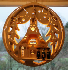 Fensterbild Seiffener Kirche mit Kurrendefiguren von ZEIDLER aus dem Erzgebirge 