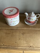 Teekanne mit Tasse und