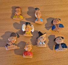 Winterhilfswerk WHW Wilhelm Busch 1940 acht Anstecker aus Keramik, bemalt