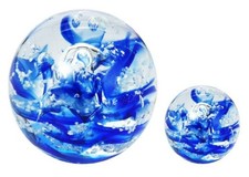 GLASKUGEL massiv 10 cm 2 Stück Paperweight Briefbeschwerer blau-weiß Wirbel fluo
