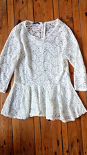 weiße Spitzenbluse mit