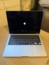 Apple MacBook Air 13 Zoll M4 März 2025 Silber 16GB RAM 256GB SSD + Case Bundle