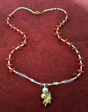 Perlenkette mit Koralle?