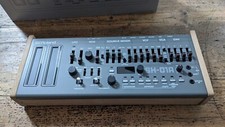 Ständer / Dock für Roland Boutique TR-08 - SE-02 TB-03  JX-03 JU-06 JP-08 etc.