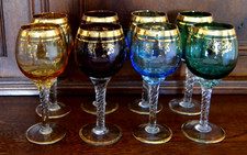 8 Römer Weinkelche Gläser  vier Farben Goldrand Goldverzierung gedrehter Fuß alt