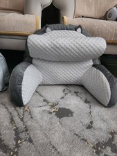 Stressfreie Rückenlehne: Dieses Bettkissen zum Sitzen 