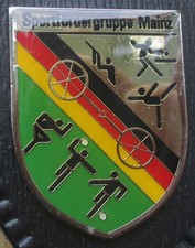 Brustanhänger Verbandsabzeichen Sportfördergruppe 74/6 Mainz 6 Figuren ohne Zahl