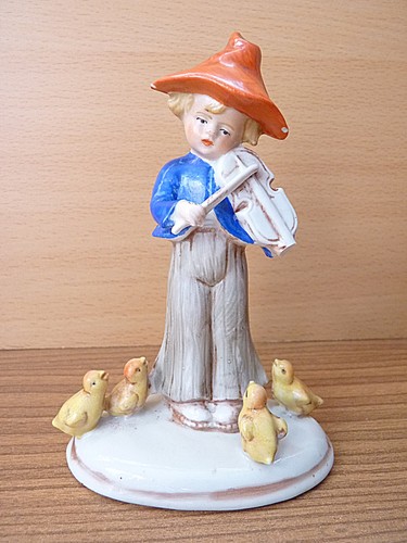Porzellanfigur junge spielt - „junge,