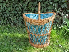 Wäschekorb mit Stoff und Henkel Vintage Korbgeflecht blauer Stoff retro shabby