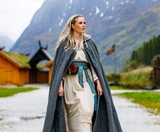 Umhang mit Stickerei und Fibel