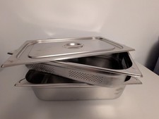 2 GN 1/1 Behälter mit Fallgriffen 100/150 mm 2 GN 1/1 Behälter gelocht 2 Deckel 