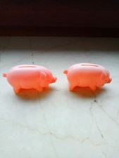 Zwei rosa Vintage Plastik