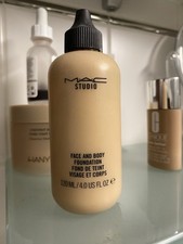 Mac Kosmetik Fundation Leichte Tönung