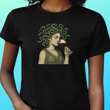 T-Shirt Medusa trinkt Wein –