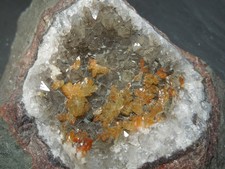 Orangencalcit auf Quarz mit Nadeleisen (Goethit) (F130)