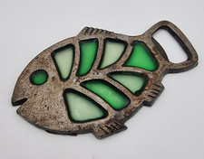 Vintage Flaschenöffner in Fischform Metall und grünes Buntglas Bargeschirr Retro