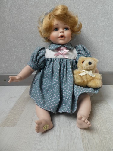 Künstlerpuppe mit bär - ,