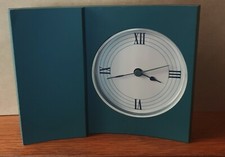 Tischuhr-Batterie-Quarz-Römische Zahlen-16x12cm-sehr gut