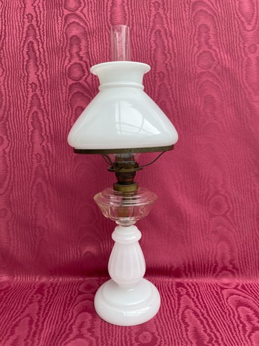 Antike petroleumlampe fuß und - antike,