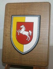Holztafel mit Wappen der 1. Pz Div