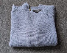 Hellblauen Strickpullover