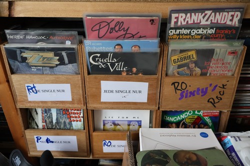 200 vinyl singles - 200, x