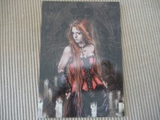 Victoria Frances Karte in Postkartenformat Red Basque