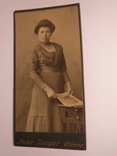 Grimma stehende frau mit - -,