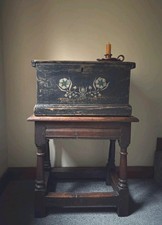 Eine kleine handbemalte truhe - kleine,