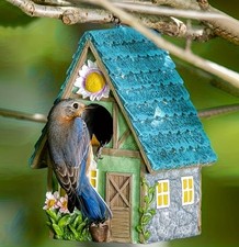 Buntes Vogelhaus zum Hängen