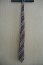 Grau, blau, rot gestreifte Krawatte von Jammers&Leufgen